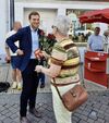 Im Gespräch. Dr. Tobias Cremer mit einer Bürgerin auf dem Marktplatz in Dorsten