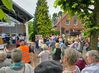 Besucher der Kundgebung begleiteten alle Wortbeiträge mit großem Applaus. Foto: Dirk Gertdenken