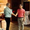 Berthold John (r) wird von Freidhelm Fragemann zur 52jährigen Mitgliedschaft in der SPD geehrt. Foto Jürgen Heinisch