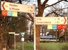 Das kleine blaue Schild (Einhänger) mit dem Rhader Wappensymbol, weist den Weg.