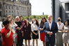 Olaf Scholz inmitten einiger jungen SPD-Kandidatinnen. Foto: Photothek spd.de