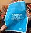 -Unsere Zeitung- hat Geburtstag. Ein aufmerksamer Rhader Leser studiert die Jubiläumsausgabe
