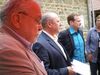 Michael Gerdes (Mitte) nimmt die Unterschriften entgegen. Beobachter: Hans-Willi Niemeyer, Frank Schwabe, Hanne Neumann