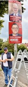 Achim Schrecklein wirbt für die SPD, Julian Fragemann und für Rhades positive Entwicklung.