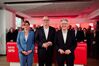 Jochen Ott wird flankiert von den SPD-NRW-Vorsitzenden Sarah Philipp und Achim Post. Foto Pascal Skwara, nrwspd.de