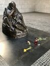 Das passende Mahnmal von Käthe Kollwitz zum Gedicht. Neue Wache Berlin.