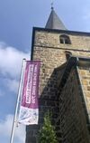 Die Rhader Urbanus-Kirche wirbt unübersehbar für unser Grundgesetz