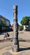 Uns zur Mahnung - die Säule auf dem Schulhof der Geschwister Scholl Schule