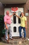 Michael Gerdes wird von Berthold John mit besonderem Plakat an der Haustür begrüßt