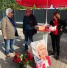 Hans-Peter Müller, Hans-Willi Niemeyer und Marlis Kopp sind früh auf den Beinen, um an die Wahl zu erinnern