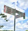 Ein neues Fahrradhinweisschild steht an der Rhader Schutzhütte