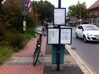 Würde man die Fahrpläne, die in den Radweg hineinragen, drehen, wäre mehr Platz vorhanden