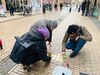 In Aktion. Dorstener Jusos beugen sich über die Stolpersteine und ehren so die Dorstener Opfer der Nazis.