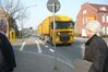 Da rollt er. Der Durchgangsverkehr trennt Rhade in Nord und Süd.