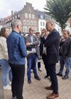 Matthias Miersch am Stand „Dorstener Bündnis gegen rechts“. Julian Fragemann (m) als aufmerksamer Zuhörer.
