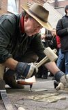 Der Künstler Gunter Demnig verlegt Steine in der Wiesenstraße