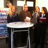 Marita Dopatka (l.) und Manfred Pauls (M.) hören konzentriert, was Yasmin Fahimi ihnen antwortet