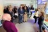 Das Bundespräsidentenpaar im Gespräch mit Schülerinnen im GG-Laden der Stadt Dorsten. Foto Guido Bludau