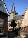 Die Kirchen verlieren Mitglieder durch Austritt. Den Parteien fehlt der Nachwuchs.
